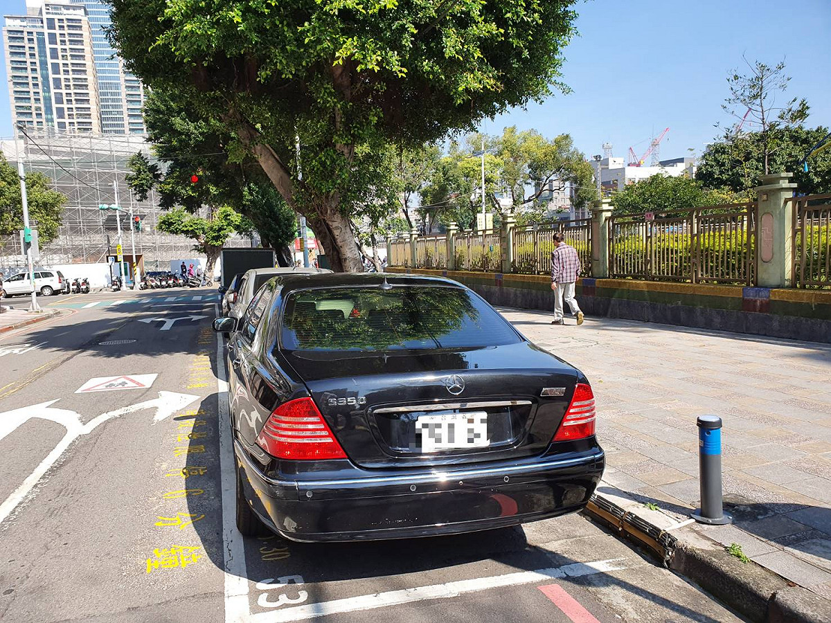 板橋區海山國小的附設幼兒園家長接送區，啟用短時停車格。 圖：新北市交通局提供