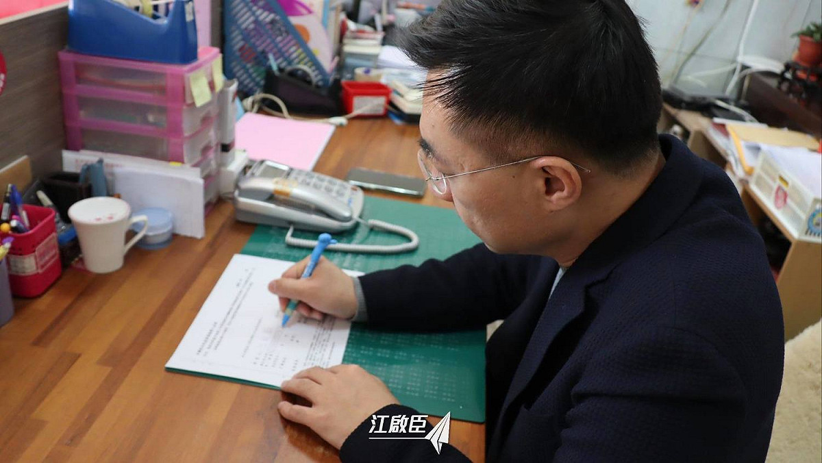 國民黨主席江啟臣簽署保護藻礁連署書，並呼籲大眾參與，卻未說明當初為什麼國民黨要推行該政策。 圖：翻攝自江啟臣臉書