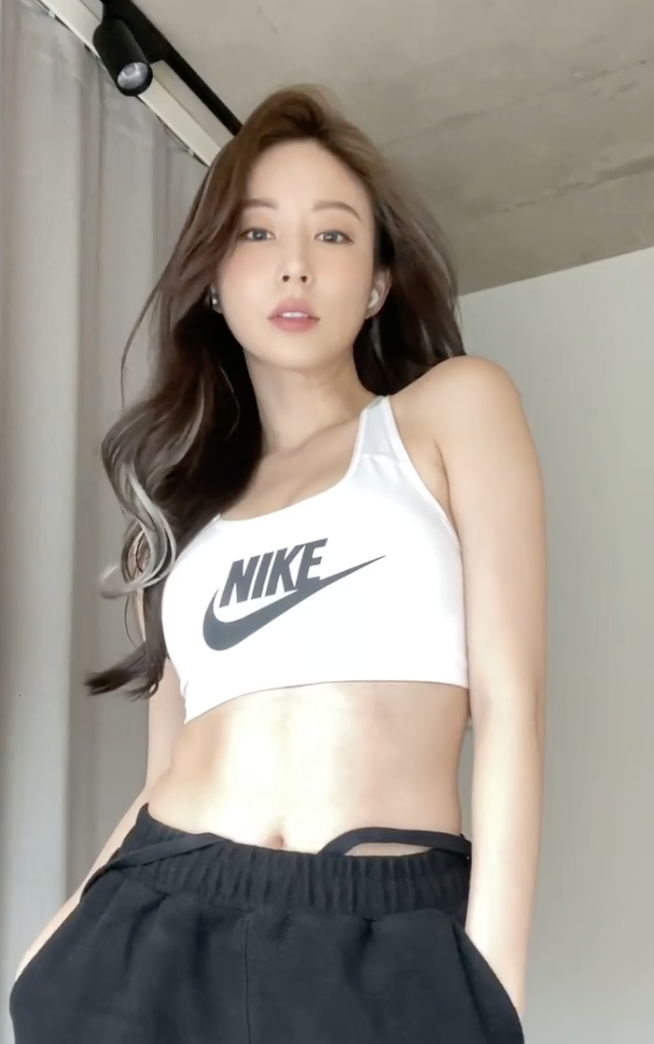 Bora Kim秀腹肌影片。 圖：翻攝IG／Bora Kim