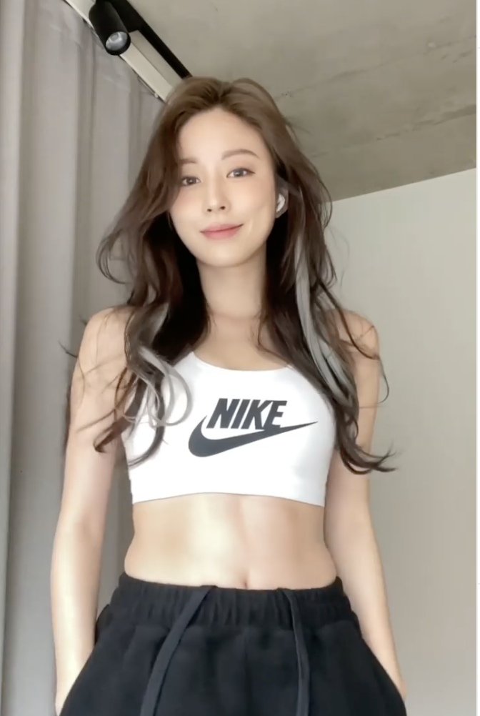 Bora Kim秀腹肌影片。 圖：翻攝IG／Bora Kim