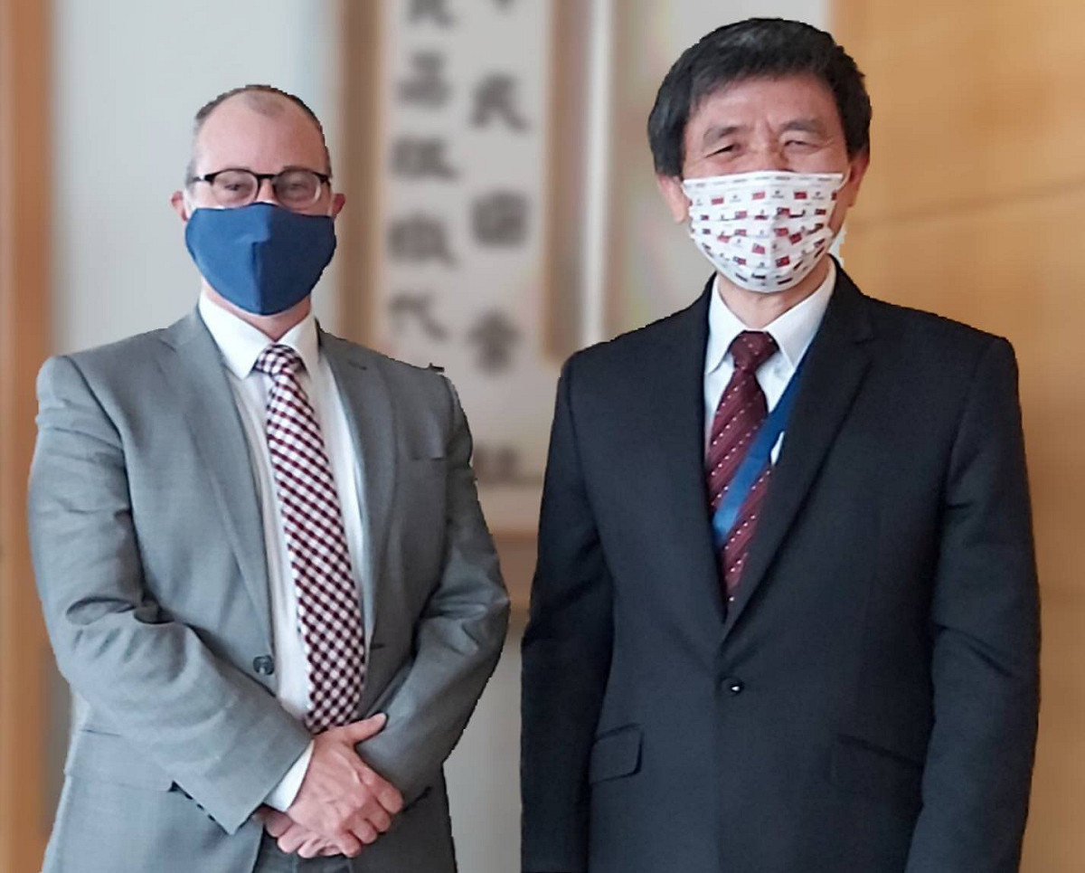 我國常駐WTO代表羅昌發（右）11日與美駐WTO代表團代理館長畢斯比（David Bisbee）會面（左）。 圖：翻攝自我駐WTO代表團推特