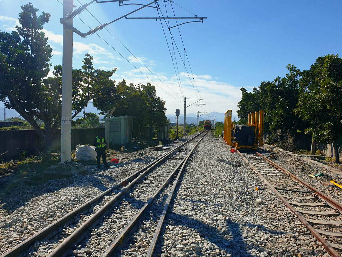 台鐵今日上午傳出電力車衝撞工人的事故，造成1重傷2昏迷，目前事故原因調查中。 圖：台鐵／提供