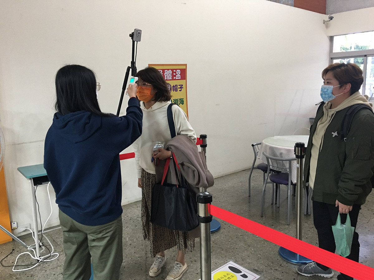 台中市長盧秀燕向中央爭取，應把各機關入口處的防疫人員列為優先接種疫苗對象。  台中市政府/提供