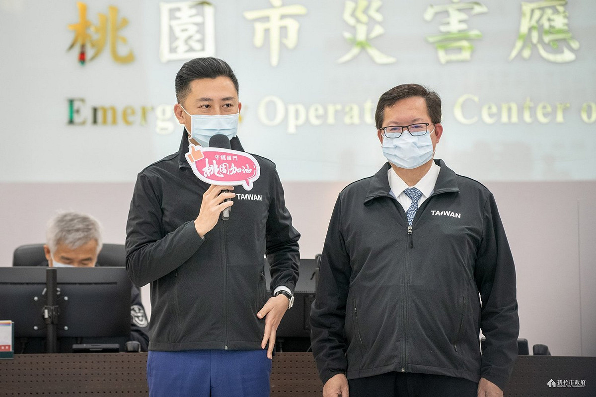 網紅鬼才阿水認為，桃園市長鄭文燦（右）、新竹市長林智堅（左）因有極佳的施政表現，因此在2018年選情極度不利的當時仍成功連任，但個人光環極強的首長都會面臨「接班人的光芒被掩蓋」的棘手問題，因此綠營未來在布局2022上，執行就有許多細節得注意。 圖：翻攝自林智堅臉書粉專