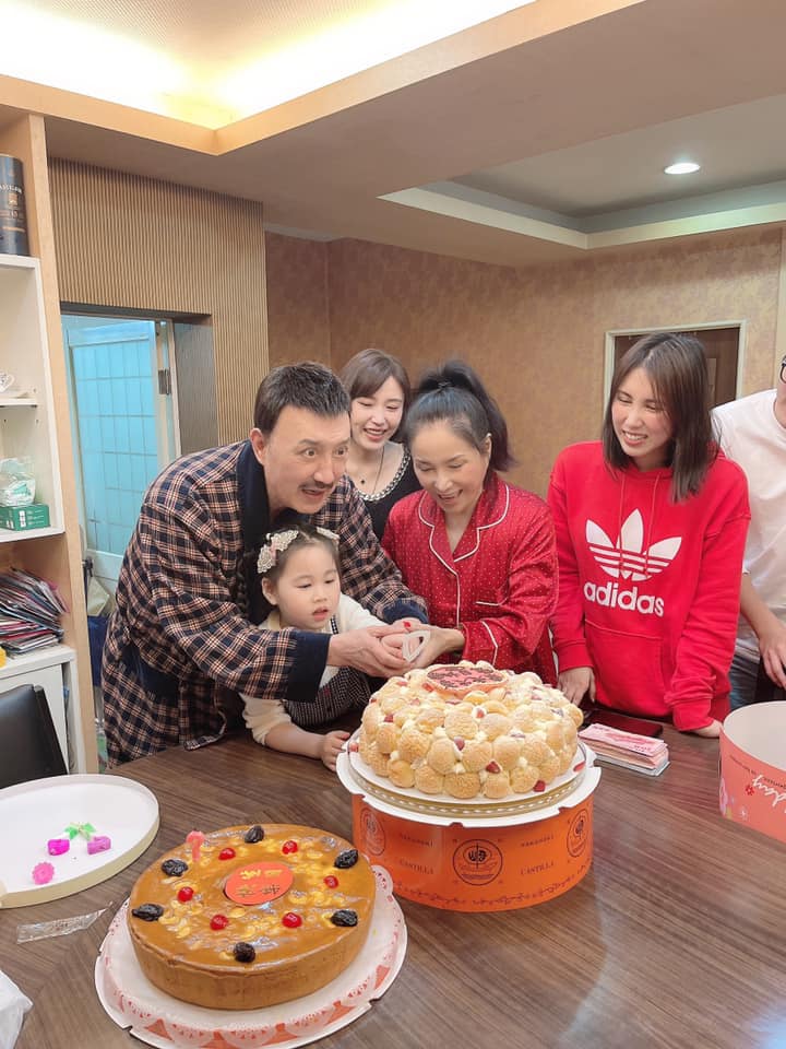 余天一家人聚在一起提早幫爸爸慶生。 圖：翻攝自余苑綺臉書