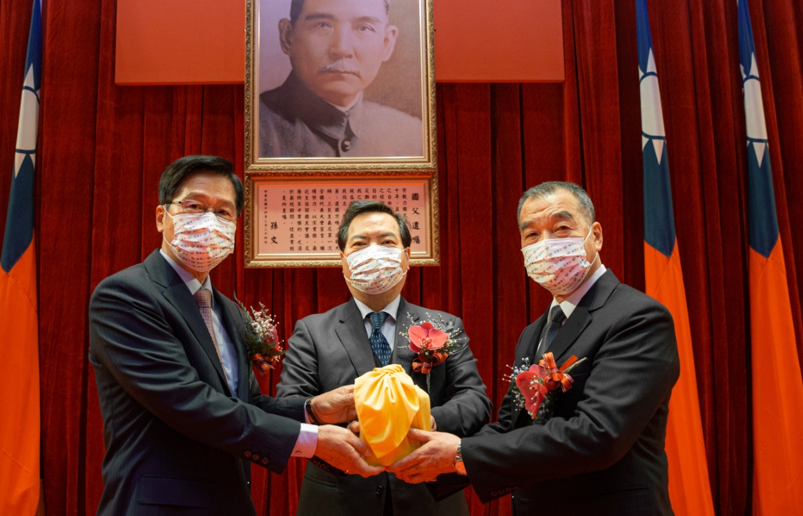 行政院政務委員羅秉成23日主持國防部部長交接典禮。 圖:軍聞社提供