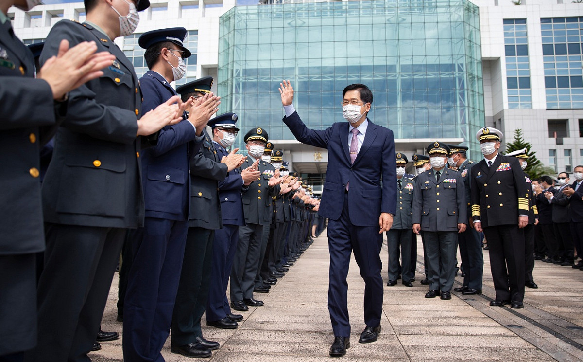 嚴前部長接受官兵列隊致敬。 圖:軍聞社提供