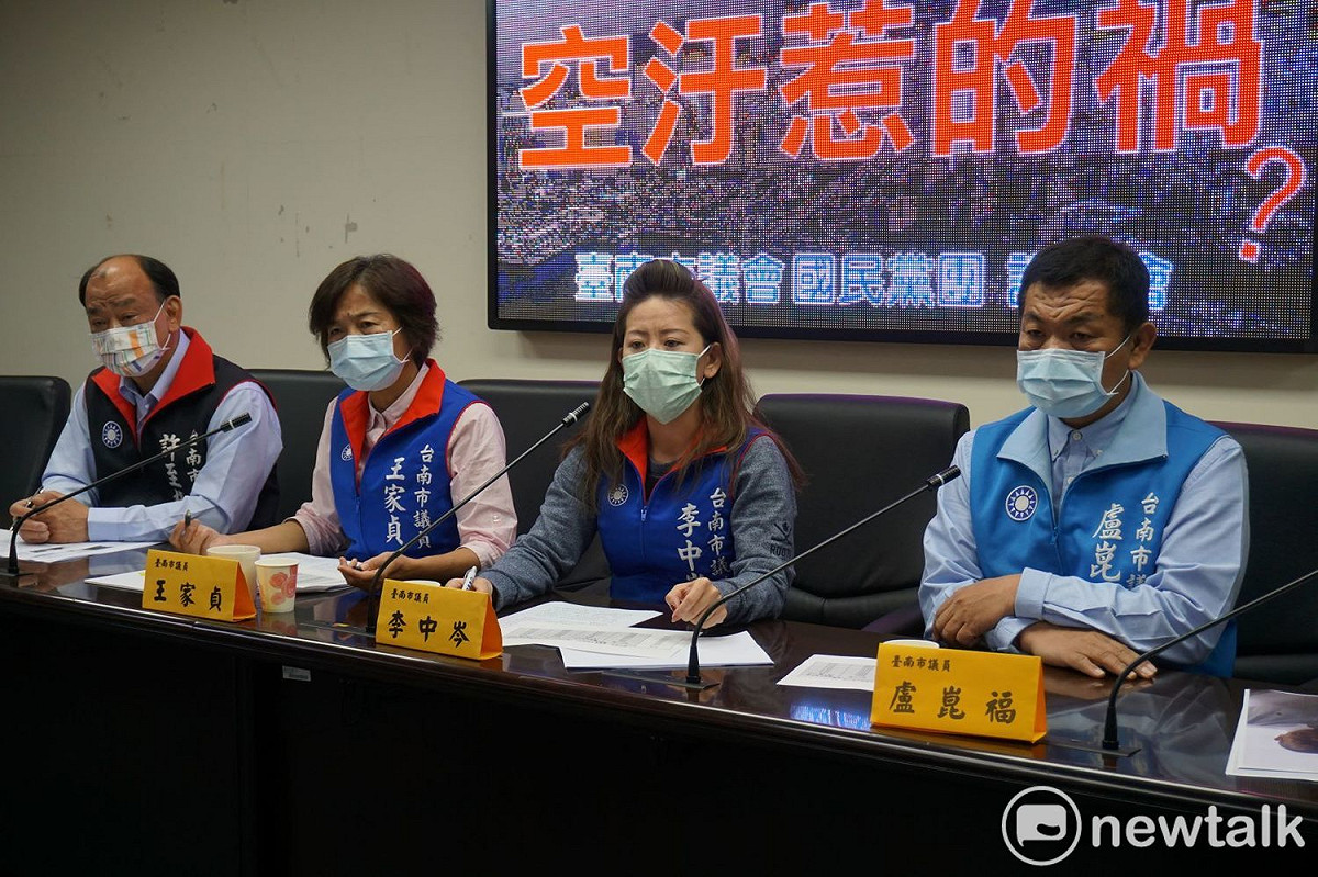 台南市議會國民黨團舉行記者會，要求台南市政府比照道安會報，拉高層級每個月針對空汙品質開會因應，全面啟動霧霾警示和防治之道，並師法台中市府強硬面對高雄興達港的汙染。 圖：黃博郎／攝