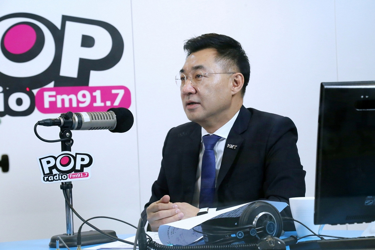 國民黨主席江啟臣接受電台專訪。 圖：《POP撞新聞》／提供