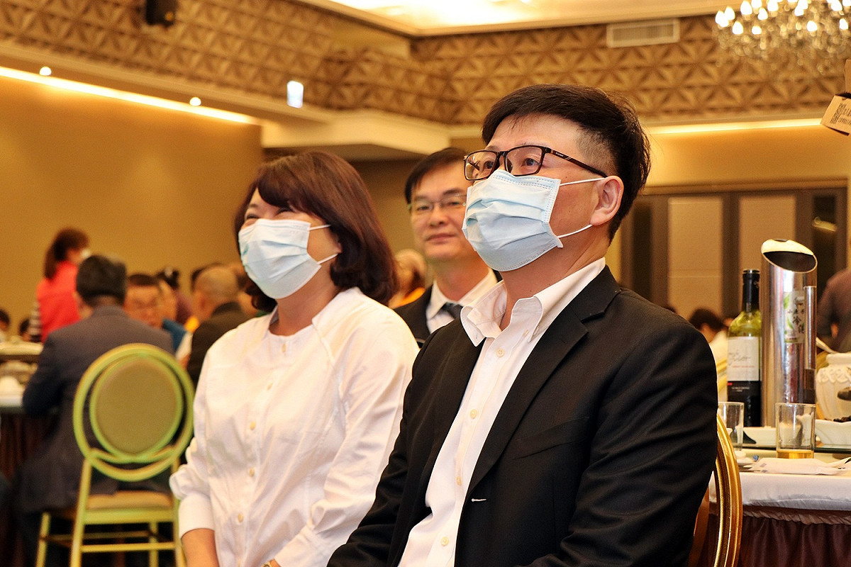 可口味關係企業董事長吳旻融（右）擔任過外送員，如今事業有成，幫助弱勢學生。 圖：嘉義市政府/提供