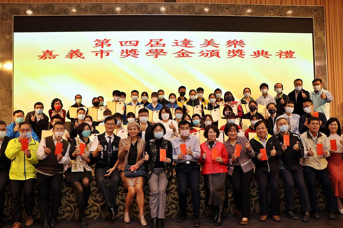 吳旻融捐款幫助弱勢學生，今年共有40人受惠，每人獲5000元獎學金。 圖：嘉義市政府/提供
