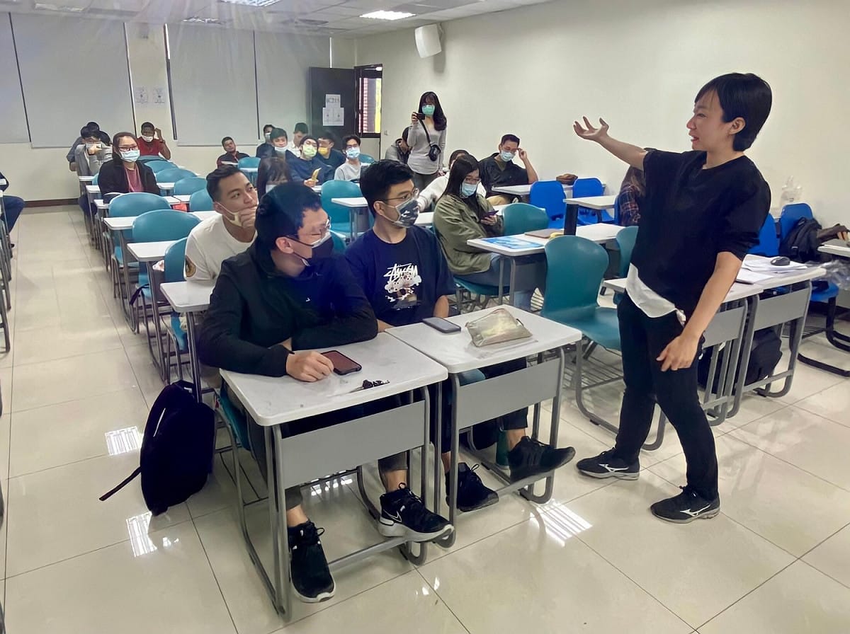 高市經發局深入校園辦理課程說明會，參加同學互動交流。 圖：高雄市政府經發局/提供