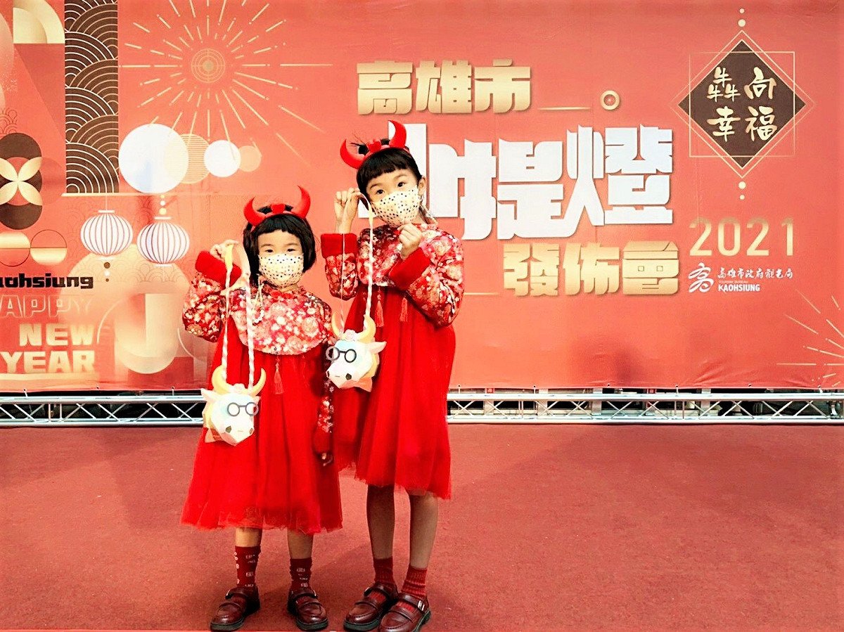 高市府牛年小提燈「牛揹揹」加碼在各商圈限量發送。 圖：高雄市政府經發局/提供
