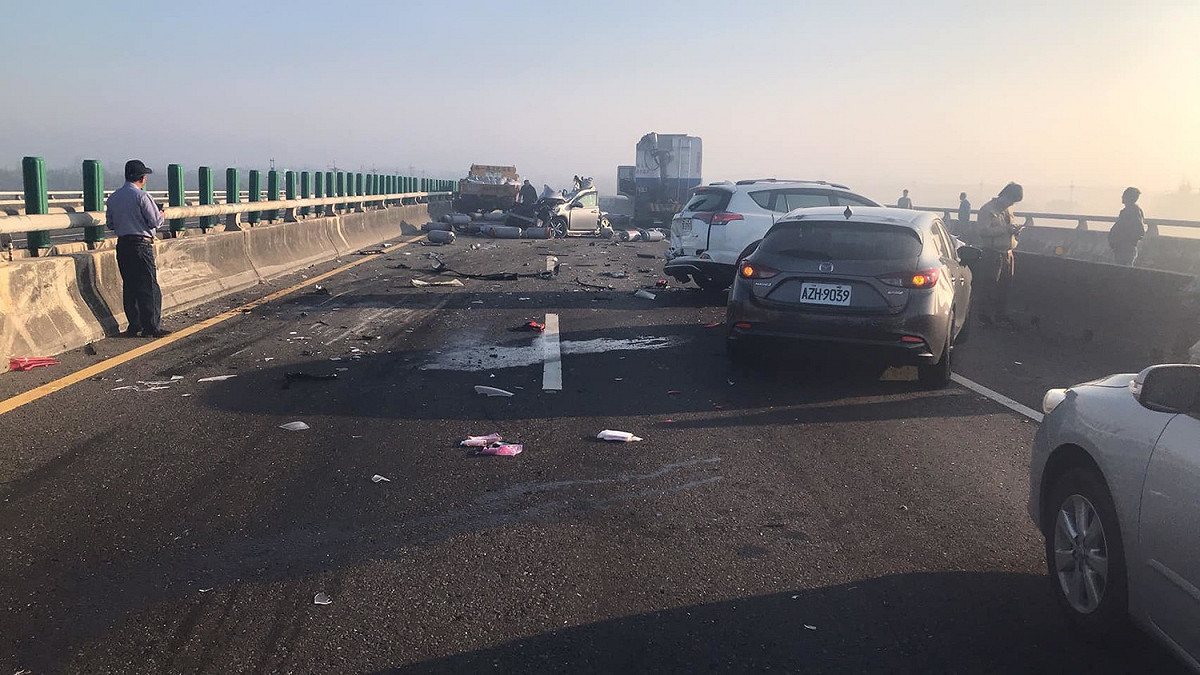 西濱快速道路日前因霧霾釀成20車追撞、10人死傷的重大事故，公路總局也提醒行經濃霧區時，請務必打開近光燈、霧燈及危險警告燈。 圖：翻攝自西濱公路(西濱快速道路) 路況回報.追焦團.攝影作品.秘境分享 臉書社團