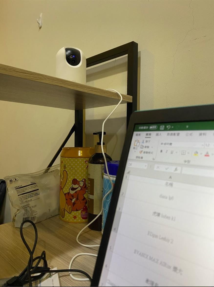 一名男大生在爆料公社自爆，被父母在租屋處裝監視器24小時監控。 圖：翻攝自爆料公社