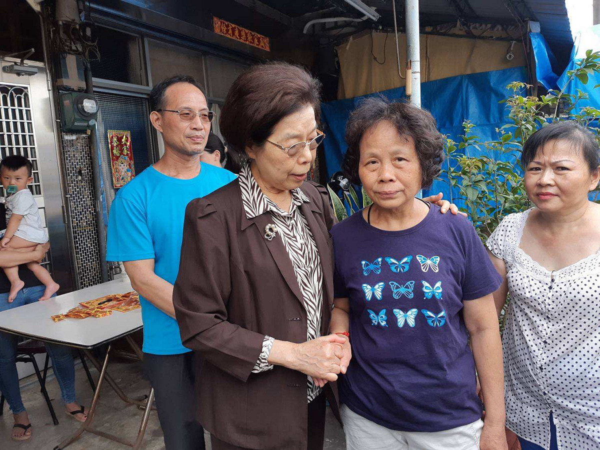 李承翰母親喪子後又喪夫，時任監察院長張博雅前往慰問。 圖：蔡坤龍/攝（資料照）