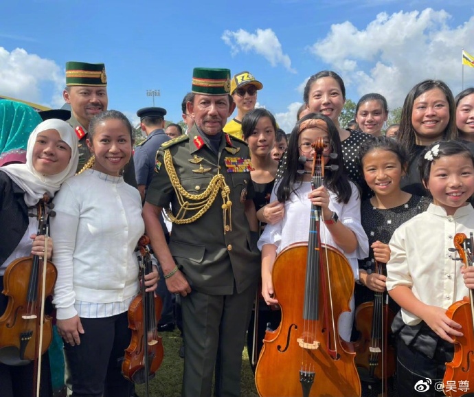 Nei Nei才10歲便能為國王面前演奏大提琴。 圖：翻攝自吳尊微博