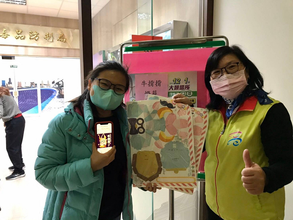 高雄市推出的「牛揹揹」提燈，受市民熱烈喜愛。 圖：高雄市毒防局提供