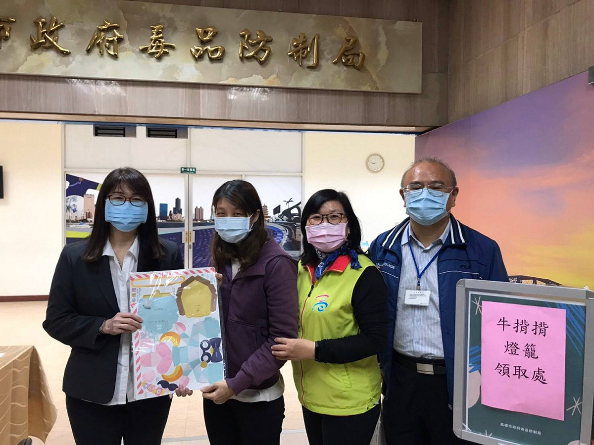 高雄市政府毒品防制局臉書推出只要自創反毒留言即送限量牛背揹提燈2個的活動，獲市民熱烈迴響。 圖：高雄市毒防局提供