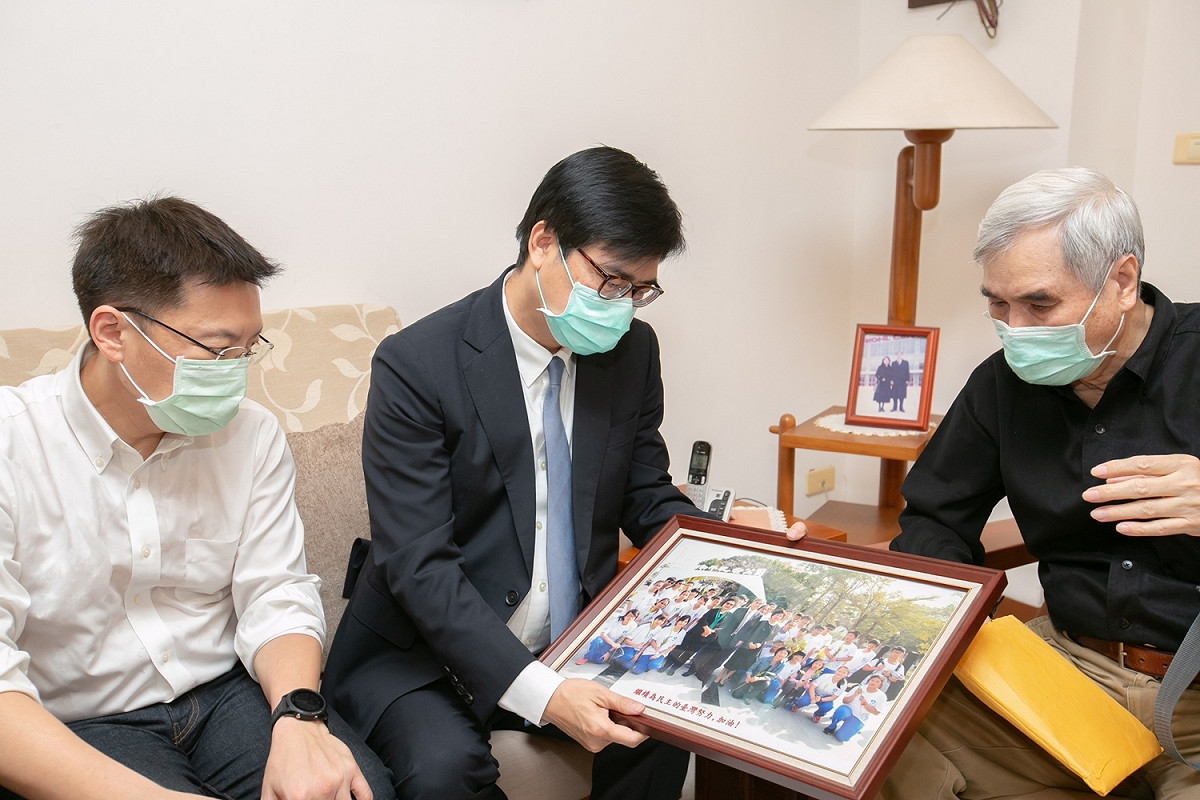 高雄市長陳其邁今（24）日拜會因二二八事件遭判刑的蘇泰山家屬蘇國偉、蘇國禎與蘇彥蓁，與在高雄要塞司令部遭囚害遇難的和平代表凃光明之子凃世文。 圖：高雄市政府提供