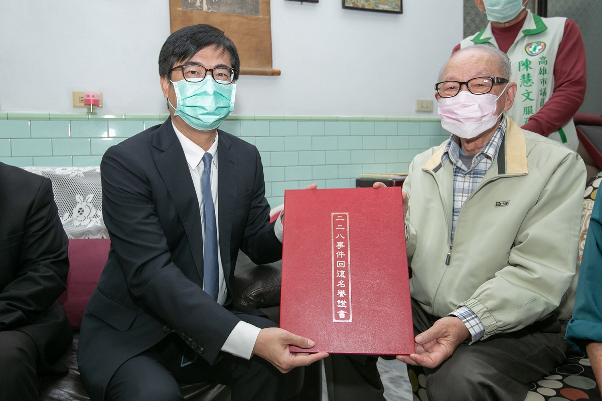 去年原定於二二八紀念中樞儀式中，由總統蔡英文頒發蘇泰山回復名譽證書，因武漢肺炎疫情嚴峻，未能親至現場獲頒證書，陳其邁於今日前往鳳山蘇家致意。 圖：高雄市政府提供