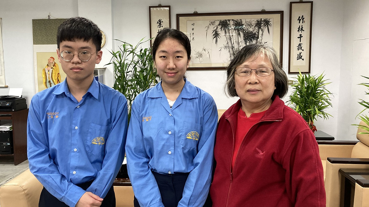 竹林中學校長顏麗珠（右起）及馮道可、林立鈞。 圖：竹林中學提供