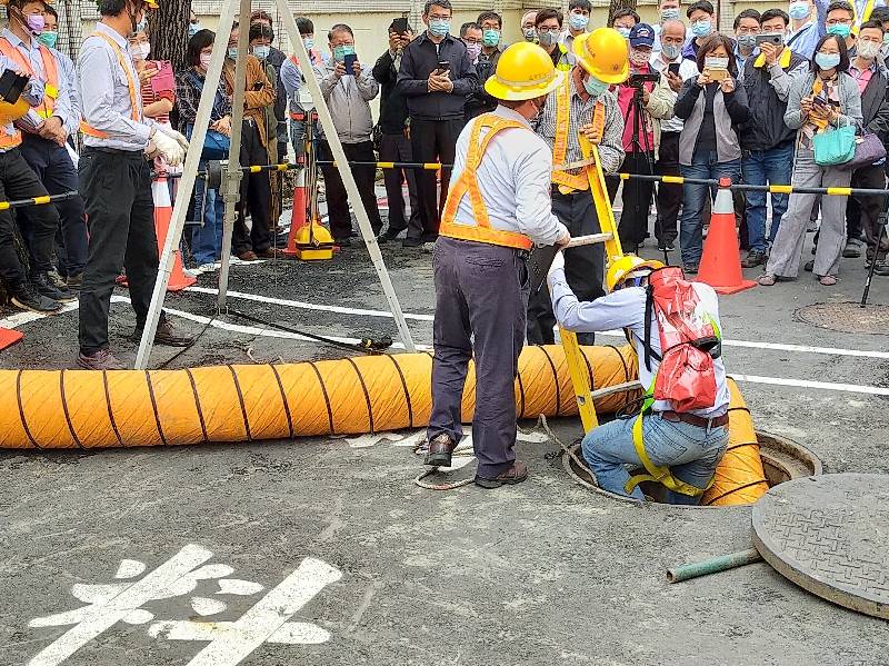高市勞工局提升污水下水道施工安全防災識能。 圖：高雄市政府勞工局/提供