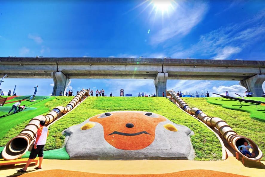 「熊猴森樂園」是共融式遊戲場，場內共設置31座溜滑梯及100組的遊具設施規劃多元、安全及舒適性等特色。 圖：新北市高灘地／提供