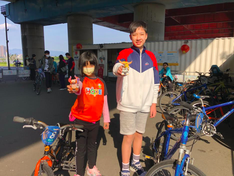 只要將濱騎車遊憩的貼文，於個人FB或IG上傳打卡，並標示「#2021新北河濱騎單車提犇騰小燈」，就可以在免費獲得牛年小提燈籠。 圖：新北市高灘地／提供
