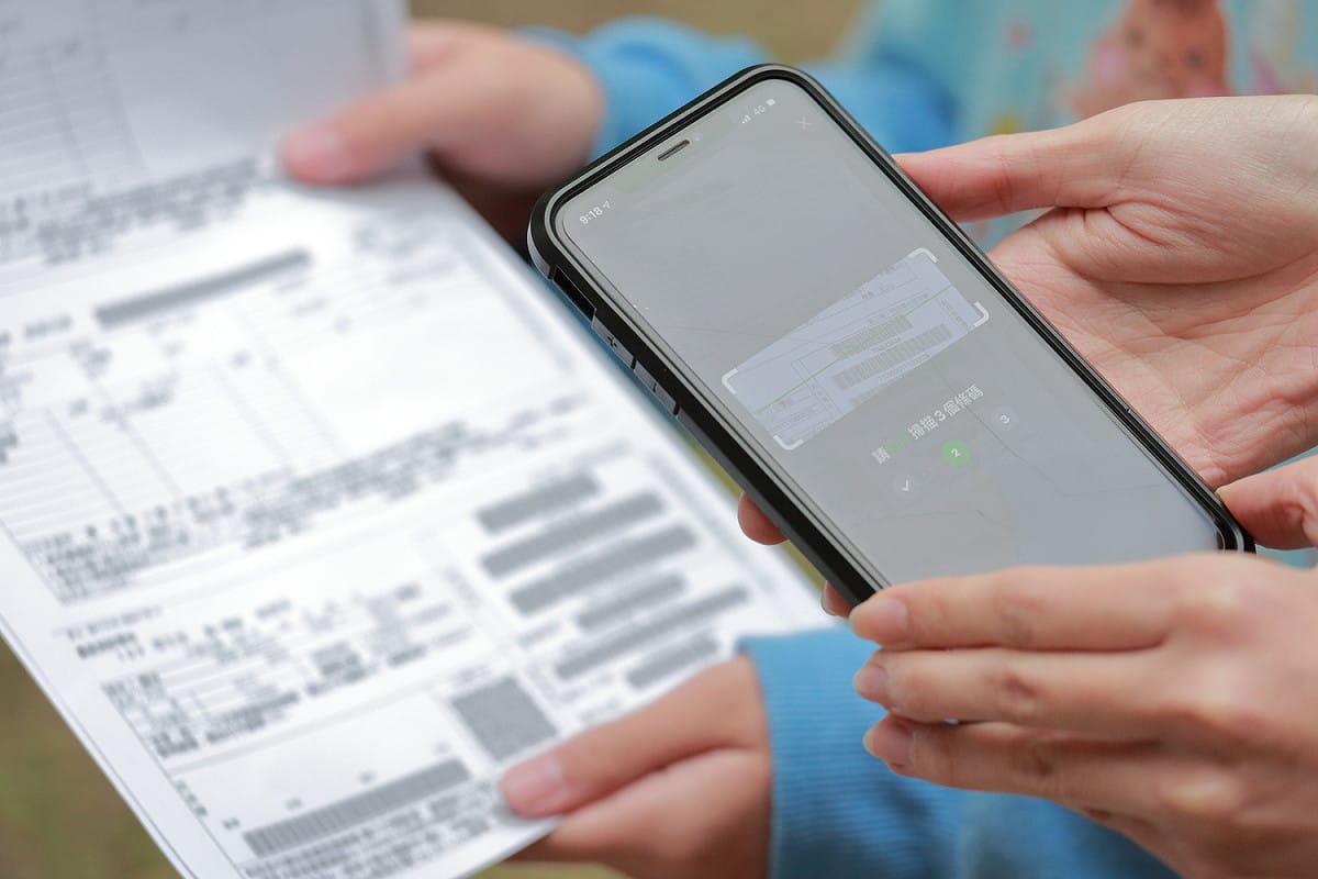 使用新北校園通App掃描三段式條碼繳交學費。 圖：新北市教育局提供