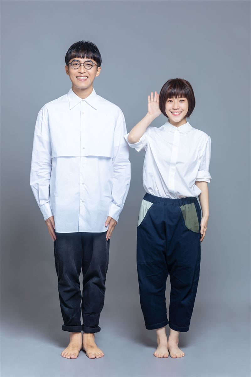 「小球」莊鵑瑛（右）與「老闆」沈聖哲組成的棉花糖樂團睽違8年宣布合體。 圖：環球／提供