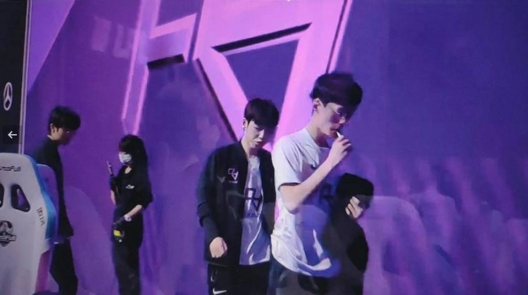 Fofo比賽中被拍到抽電子菸，賽後被處以罰款。 圖：翻攝自Twitch
