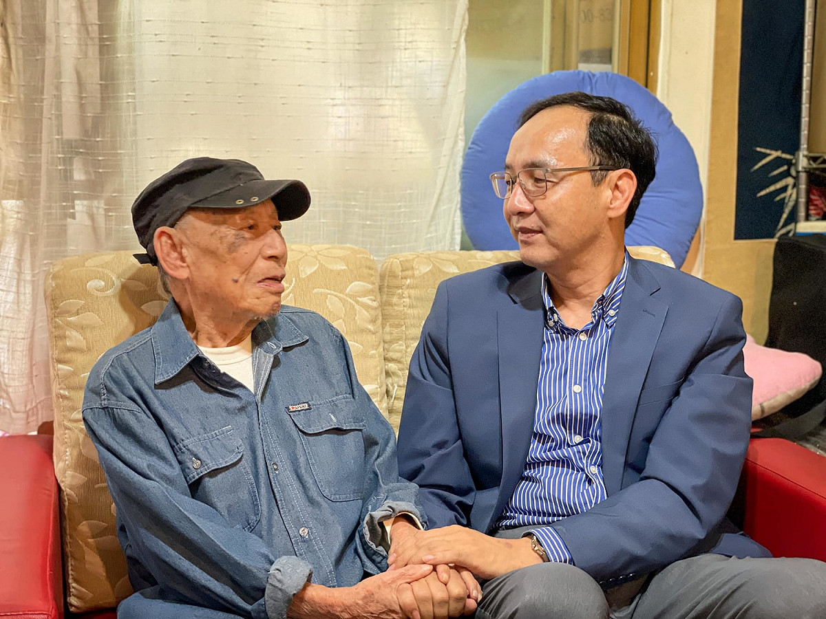 前新北市長朱立倫今日特地選在228和平紀念日前夕，拜訪高齡99歲的228受難者、台灣歌仔戲教父曾仲影。 圖：翻攝自朱立倫臉書