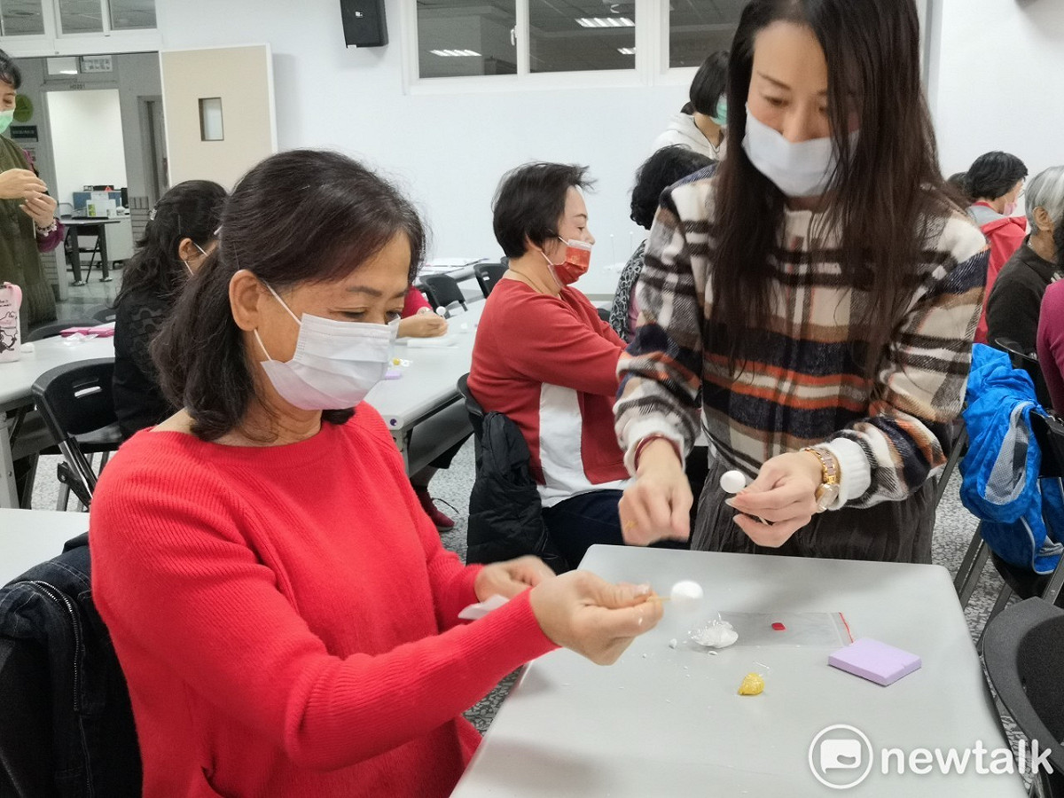 陳佑筑老師指導學員捏麵人。 唐復年/攝