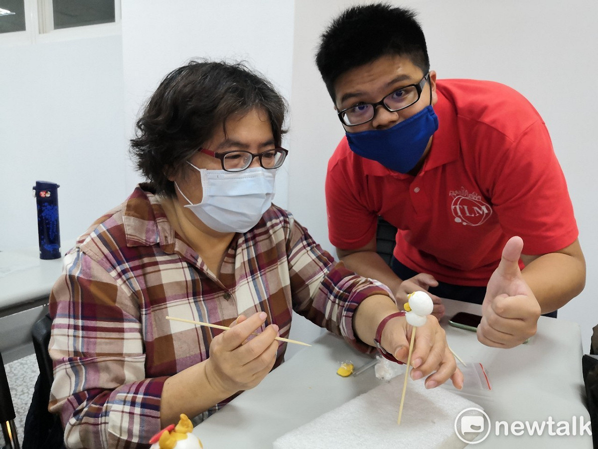大一的趙同學與長輩學員一起學做捏麵人。 唐復年/攝