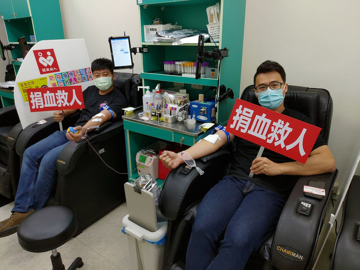 漫時光早午餐創辦人徐皖台(左)、街口支付副總黃峰昶(右)、TC巧舖創辦人邱濬宇與策展人黃耀寬發起「熱血捐起來」，呼籲年輕世代養成捐血習慣。 圖/漫時光早午餐