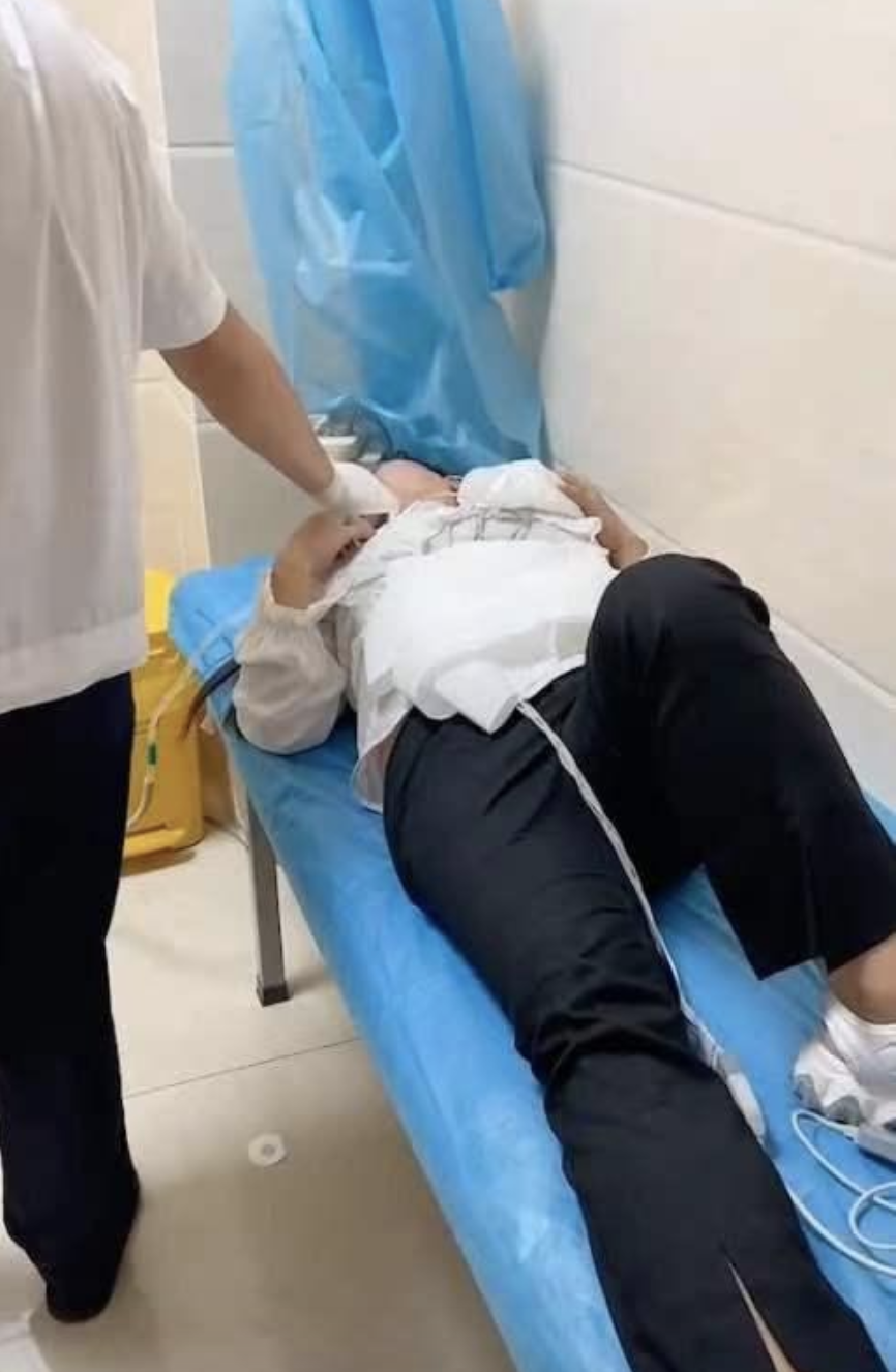 中國山西一名呂姓男子近期帶著家人到海南三亞出遊，未料岳母喝了度假飯店房內提供的礦泉水後出現嘔吐症狀，送醫後被診斷為消毒劑中毒。 圖：翻攝自網易