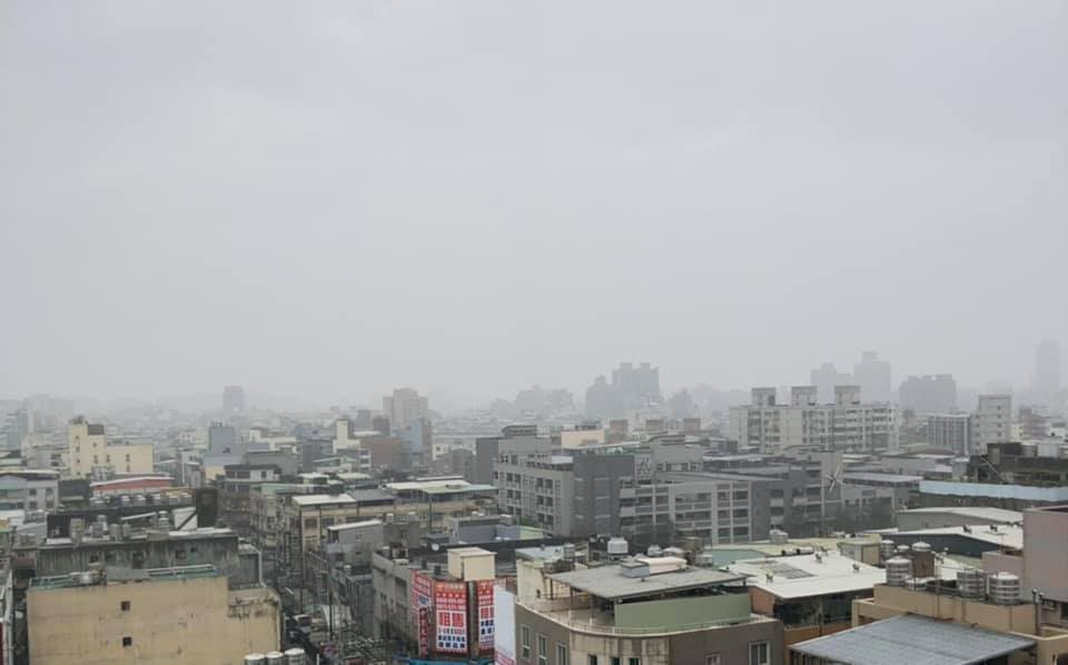 毒理專家招名威表示，目前台灣地區的環境風場主要吹東風，因受到中央山脈阻隔所以東風來不了，西半部便產生背風渦旋，PM2.5濃度因此隨之上升。 圖：翻攝自招名威教授 毒理威廉粉絲專頁