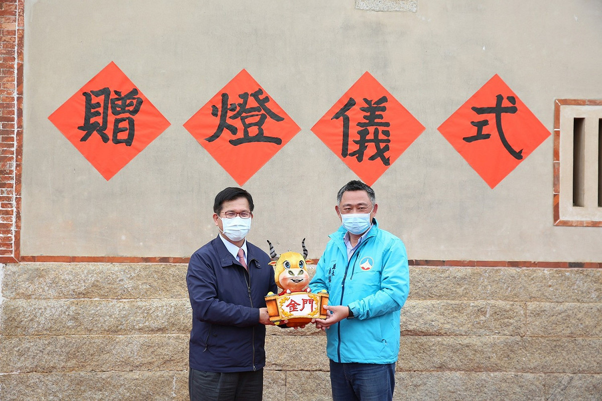 交通部長林佳龍為台灣首次離島燈會主持贈燈儀式。 圖：交通部／提供