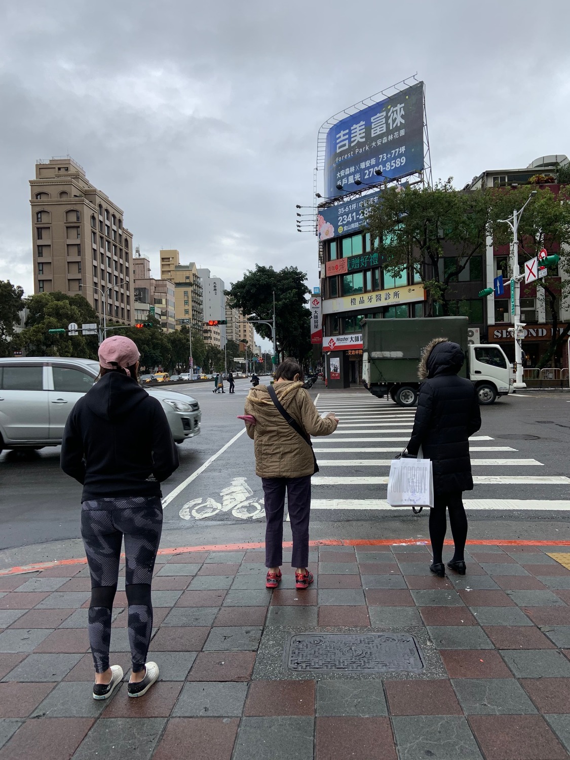 氣象局表示，明日元宵節下半天將有東北季風通過，明晚至週六北台灣高溫將大幅下降7度。 圖：張家寧／攝