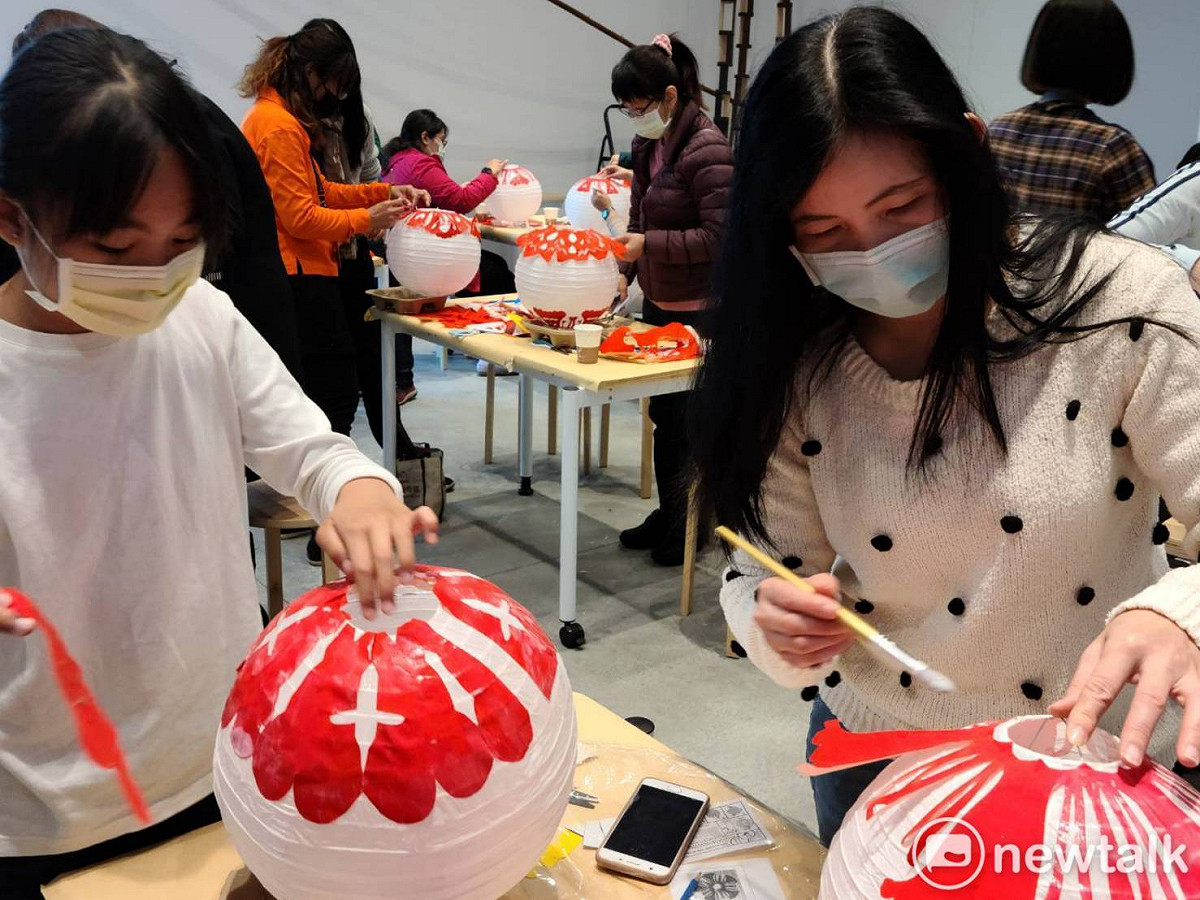 為了讓新住民感受年節熱鬧氣氛，移民署南區事務大隊臺南市第一服務站特地於元宵節前夕，邀請新住民做花燈祈福。 圖：移民署股務站提供