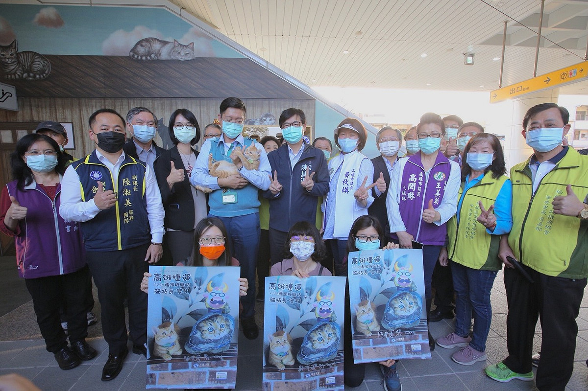 橋頭貓站長及站務同仁一起合影 圖:高雄市政府提供