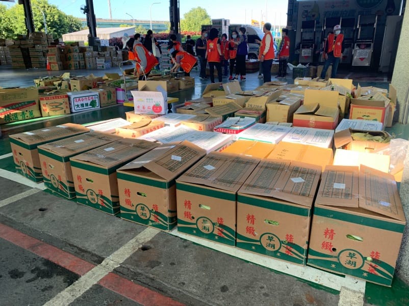 板橋果市捐贈大批高麗菜社福中心的理菜志工到場幫忙整理搬運給社福據點。 圖：新北市社會局提供