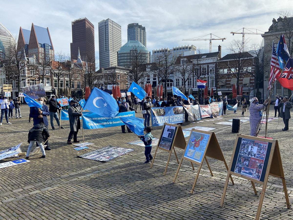 荷蘭民主66黨的議員Sjoerd Sjoerdsma，在推特秀出之前維吾爾人在荷蘭發起抗議中國的照片，並宣布議會通過認定中國在新疆種族滅絕。 圖：翻攝自Sjoerd Sjoerdsma推特