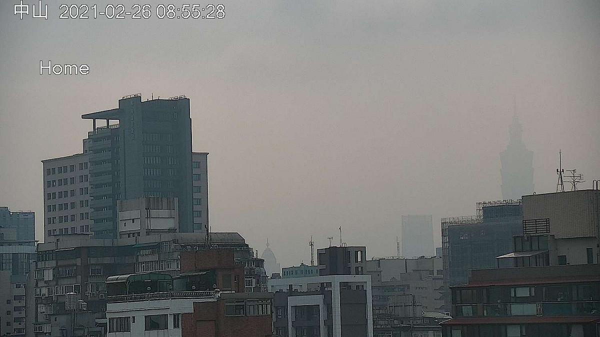 環保署空品中山測站原先可清楚看見台北101，不過因為霧霾籠罩台北101也跟著消失。 圖：翻攝自環保署空氣品質監測網