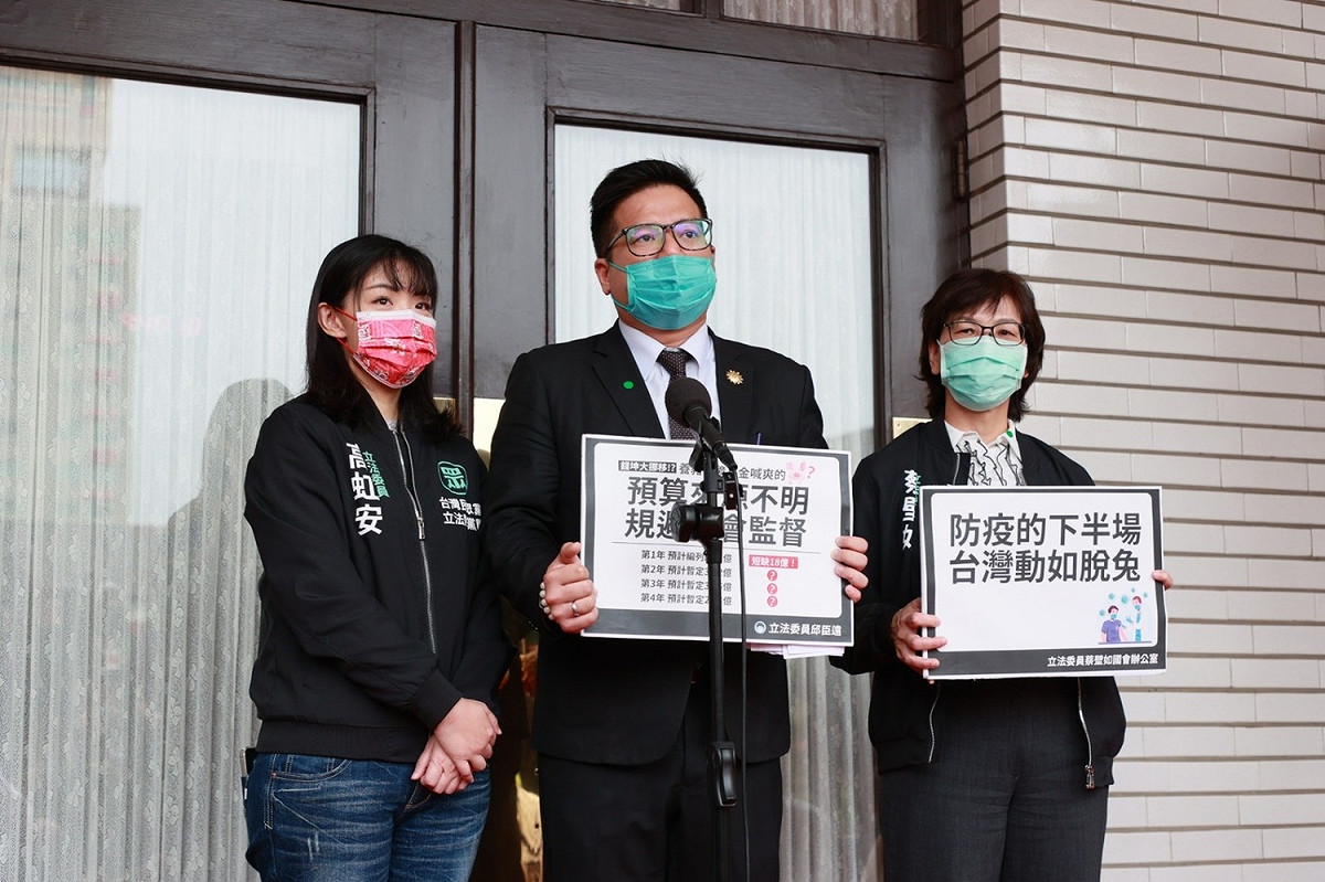 民眾黨團總召邱臣遠（中）、副總召高虹安（左）、幹事長蔡壁如（右）。 圖：民眾黨團 / 提供