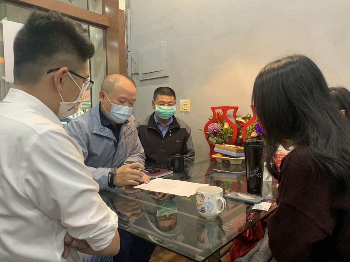 市議黃守達（左一）協助被害女子（右）向警方報案。 黃守達/提供