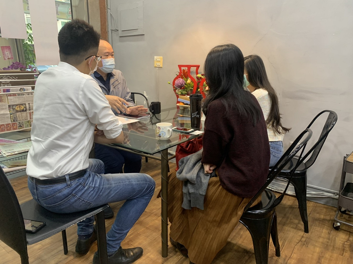市議黃守達（左一）協助被害女子（右）向警方報案。 黃守達/提供