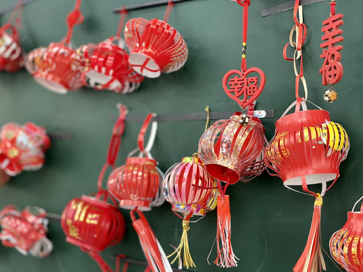 新上國小學生自製的花燈。 圖：高市新上國小/提供