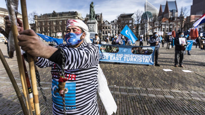 荷蘭民主66黨議員Sjoerd Sjoerdsma，在推特發出之前維吾爾人在荷蘭發起抗議中國的照片。    圖：翻攝自Sjoerd Sjoerdsma推特